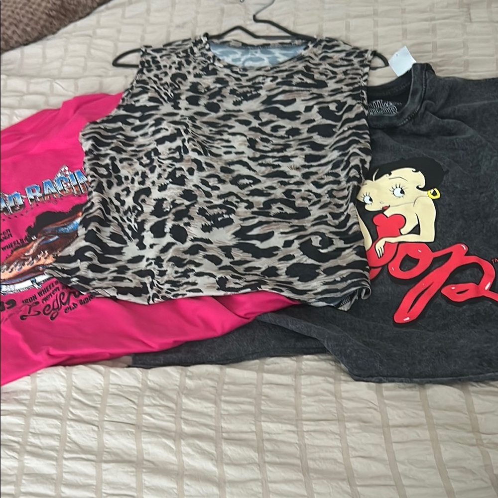 4 L and XL women’s shirt bundle.